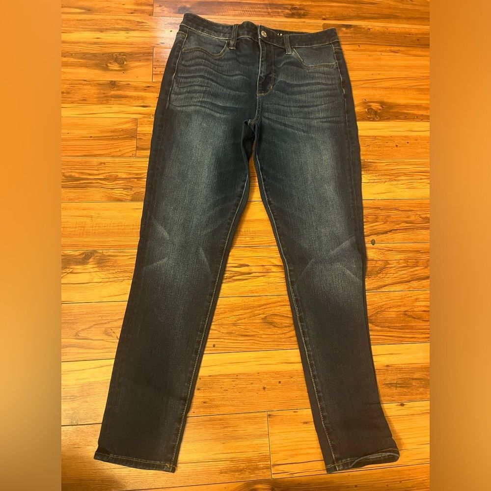 American Eagle non-distressed jeans
Size 10 SHORT